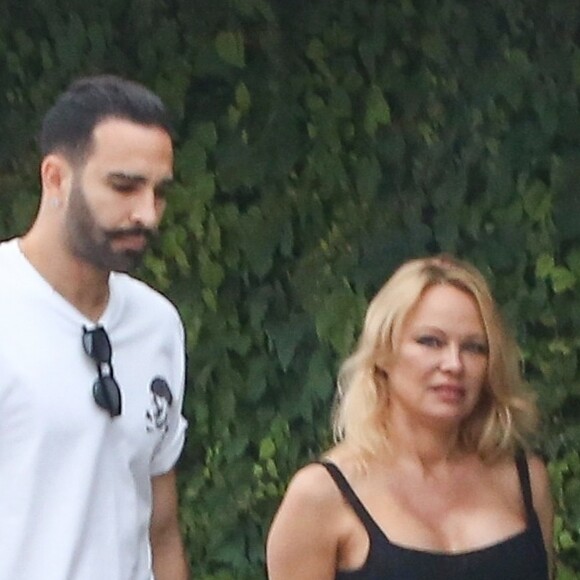 Exclusif - Pamela Anderson et son compagnon Adil Rami se baladent dans le quartier de Malibu à Los Angeles, le 6 juin 2019.