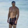 Wladimir Klitschko balade sa fille Kaya enrobée dans une serviette de bain à bout de bras le long d'une plage à Bridgetown à La Barbade, le 18 février 2018