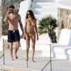 Le mannequin brésilien Izabel Goulart (dans un bikini jaune) et son fiancé le footballeur international allemand Kevin Trapp, très amoureux, profitent de leurs vacances sur l'île de Mykonos, Grèce, le 25 juin 2019.