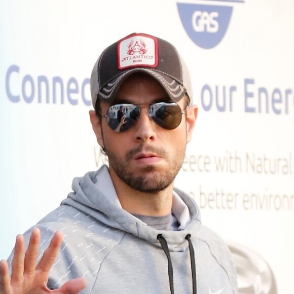 Enrique Iglesias arrive à l'aéroport de Athènes en Grèce, le 10 mai 2018