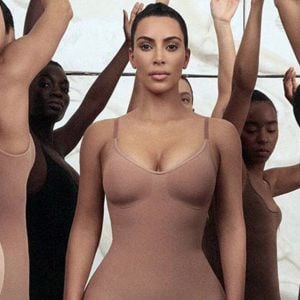 Kim Kardashian lance une marque de sous-vêtements de maintien baptisée Kimono. Kim Kardashian a révélé qu'elle était passionnée par les sous-vêtements de maintien depuis plus de 15 ans. " C'est aussi si souvent que je n'ai pas pu trouver de sous-vêtements de maintien dont la couleur se marie bien avec le teint de ma peau, il nous fallait donc une solution pour tout cela " a-t-elle écrit. Los Angeles. 25 juin 2019.