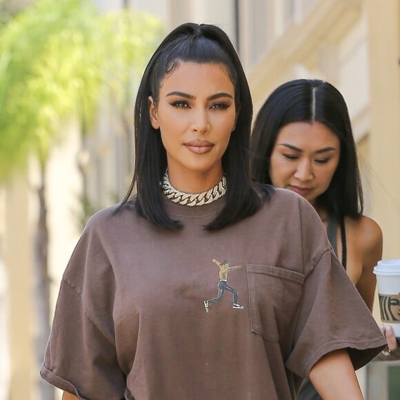 Exclusif - Kim Kardashian à la sortie d'un rendez-vous avec une assistante à Calabasas, Los Angeles, le 24 juin 2019. Elle porte un t-shirt oversize T. Scott et des baskets Yeezy.