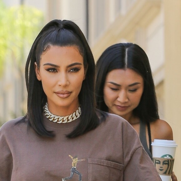Exclusif - Kim Kardashian à la sortie d'un rendez-vous avec une assistante à Calabasas, Los Angeles, le 24 juin 2019. Elle porte un t-shirt oversize T. Scott et des baskets Yeezy.