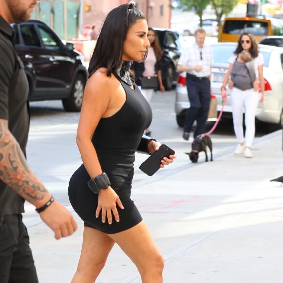 Kim Kardashian fait du shopping avec Jonathan Cheban et Simon Puck chez "Jeffrey New York" à New York, le 25 juin 2019. Kim fait un FaceTime avec son mari K. West dans la boutique.