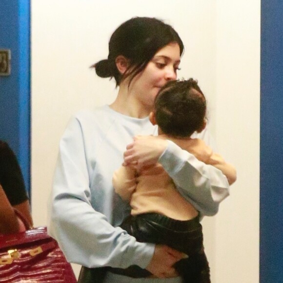 Exclusif - Kylie Jenner est allée faire du shopping avec sa fille Stormi chez Barneys New York à Beverly Hills, Los Angeles, le 15 mai 2019