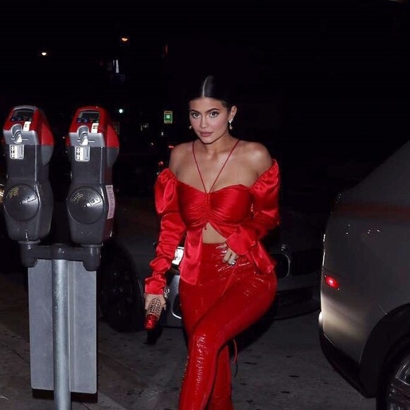 Exclusif - Kylie Jenner, avec un sac à main en forme de rouge à lèvres, arrive au restaurant "Catch" à Los Angeles, le 9 mai 2019.