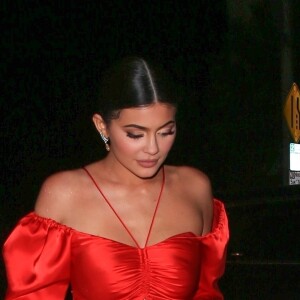 Exclusif - Kylie Jenner, avec un sac à main en forme de rouge à lèvres, arrive au restaurant "Catch" à Los Angeles, le 9 mai 2019.