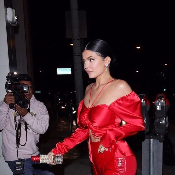 Exclusif - Kylie Jenner, avec un sac à main en forme de rouge à lèvres, arrive au restaurant "Catch" à Los Angeles, le 9 mai 2019.