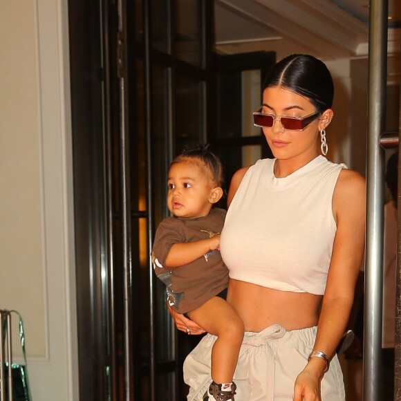 Kylie Jenner à la sortie de l'hôtel "The Mark" avec sa fille Stormi à New York, le 7 mai 2019. La petite Stormi porte les baskets Nike de la collaboration de son père T. Scott avec la marque américaine "T. Scott x Nike Air ".