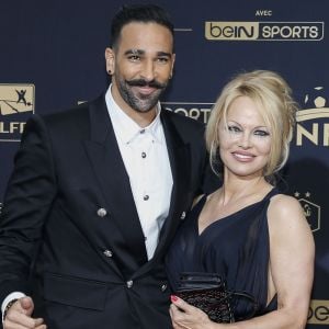 Adil Rami et Pamela Anderson au photocall de la 28e cérémonie des trophées UNFP (Union nationale des footballeurs professionnels) au Pavillon d'Armenonville à Paris, France, le 19 mai 2019.