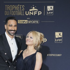 Adil Rami et Pamela Anderson au photocall de la 28e cérémonie des trophées UNFP (Union nationale des footballeurs professionnels) au Pavillon d'Armenonville à Paris, France, le 19 mai 2019.
