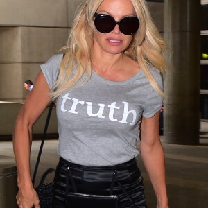 Pamela Anderson (qui vient de se séparer de son compagnon A. Rami à cause de sa "double vie"), arrive à l'aéroport de Los Angeles (LAX) sur un vol en provenance de Paris. Los Angeles, le 26 juin 2019.