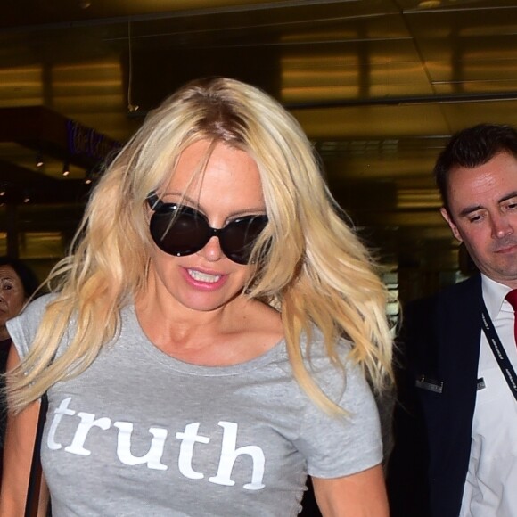 Pamela Anderson (qui vient de se séparer de son compagnon A. Rami à cause de sa "double vie"), arrive à l'aéroport de Los Angeles (LAX) sur un vol en provenance de Paris. Los Angeles, le 26 juin 2019.