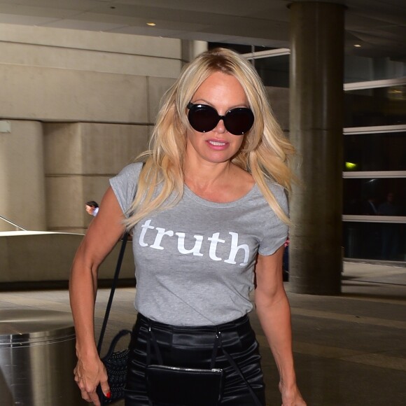 Pamela Anderson (qui vient de se séparer de son compagnon A. Rami à cause de sa "double vie"), arrive à l'aéroport de Los Angeles (LAX) sur un vol en provenance de Paris. Los Angeles, le 26 juin 2019.