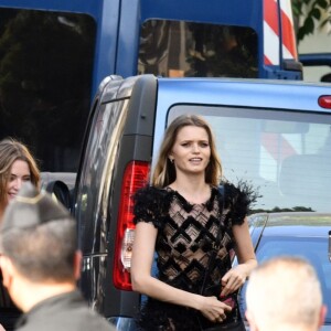 Cara Delevingne, sa compagne Ashley Benson - Les célébrités arrivent à la réception du mariage de Zoe Kravitz et Karl Glusman dans la maison de Lenny Kravitz à Paris, France, le 29 juin 2019.