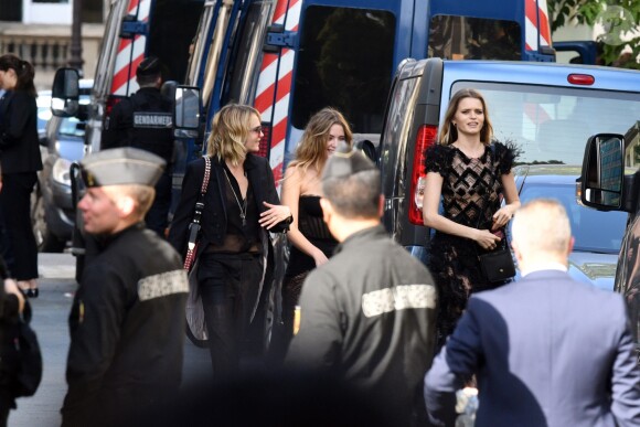 Cara Delevingne, sa compagne Ashley Benson - Les célébrités arrivent à la réception du mariage de Zoe Kravitz et Karl Glusman dans la maison de Lenny Kravitz à Paris, France, le 29 juin 2019.