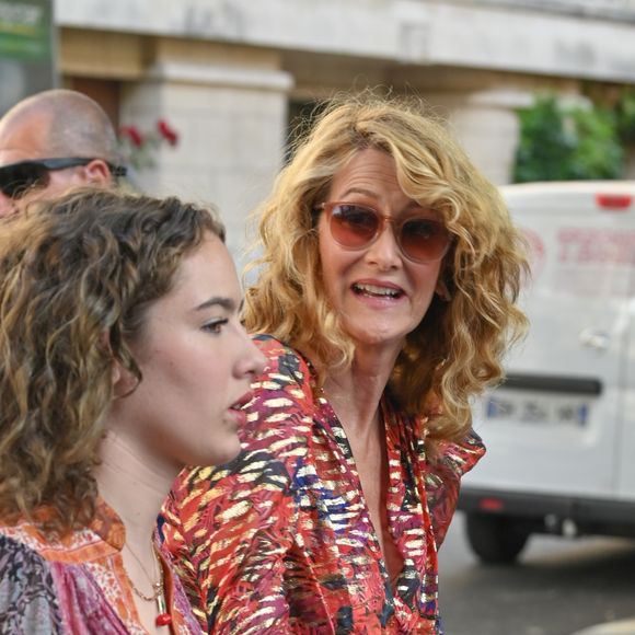 Laura Dern et sa fille Jaya Harper - Les célébrités arrivent à la réception du mariage de Zoe Kravitz et Karl Glusman dans la maison de Lenny Kravitz à Paris, France, le 29 juin 2019.