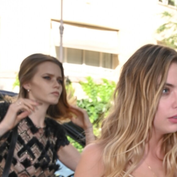 Cara Delevingne et sa compagne Ashley Benson - Les célébrités arrivent à la réception du mariage de Zoe Kravitz et Karl Glusman dans la maison de Lenny Kravitz à Paris, France, le 29 juin 2019.