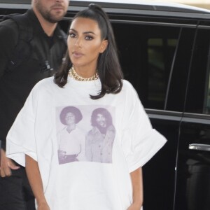 Kim Kardashian porte un t-shirt avec Michael Jackson et Prince à son arrivée à l'aéroport JFK à New York, le 25 juin 2019. Elle porte un cycliste blanc et des baskets Yeezy.