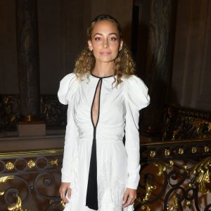 Nicole Richie assiste à la présentation de la collection Haute Couture de Giambattista Valli. Paris, le 1er juillet 2019.