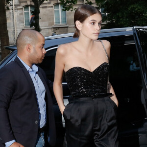 Kaia Gerber arrive au gala de la Vogue Paris Foundation, au Trianon. Paris, le 2 juillet 2019.