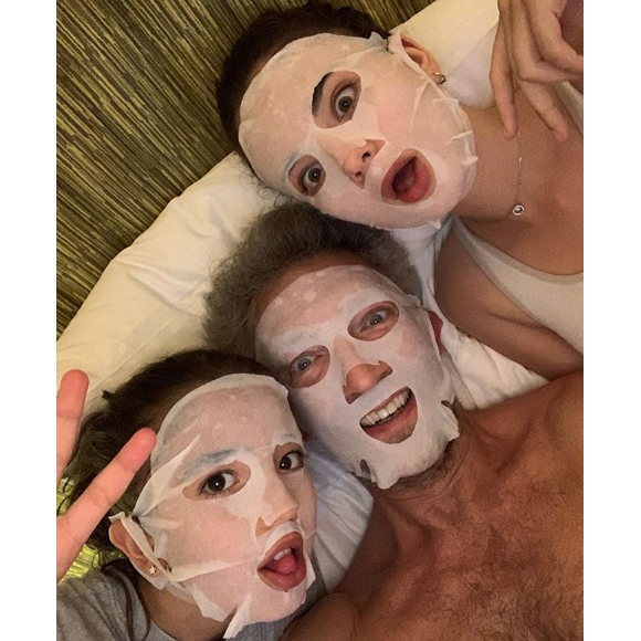Vincent Cassel pose avec ses filles Deva et Léonie sur Instagram, le 5 juillet 2019.