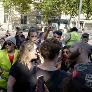 Exclusif - Muriel Robin et sa compagne Anne Le Nen participent au rassemblement contre les violences faites aux femmes. Wesson Terrien, membre des Gilets Jaunes, les a pris à partie. Place de la République à Paris, le 6 juillet 2019 © Stephen Caillet / Panoramic / Bestimage