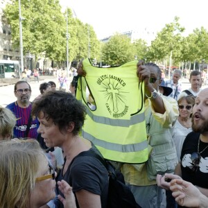 Exclusif - Muriel Robin et sa compagne Anne Le Nen participent au rassemblement contre les violences faites aux femmes. Wesson Terrien, membre des Gilets Jaunes, les a pris à partie. Place de la République à Paris, le 6 juillet 2019 © Stephen Caillet / Panoramic / Bestimage