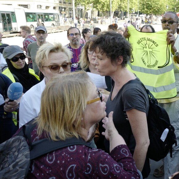 Exclusif - Muriel Robin et sa compagne Anne Le Nen participent au rassemblement contre les violences faites aux femmes. Wesson Terrien, membre des Gilets Jaunes, les a pris à partie. Place de la République à Paris, le 6 juillet 2019 © Stephen Caillet / Panoramic / Bestimage