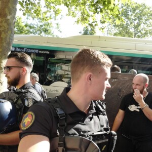 Exclusif - Muriel Robin et sa compagne Anne Le Nen participent au rassemblement contre les violences faites aux femmes. Wesson Terrien, membre des Gilets Jaunes, les a pris à partie. Place de la République à Paris, le 6 juillet 2019 © Stephen Caillet / Panoramic / Bestimage