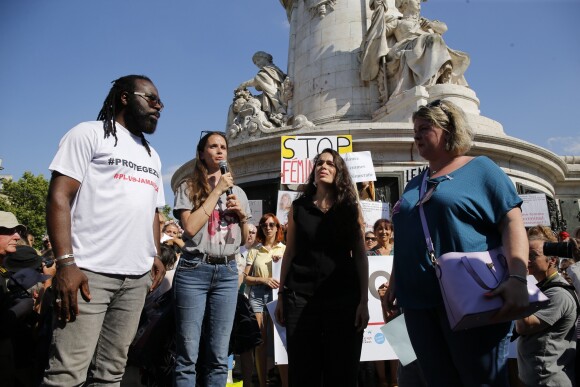 Yael Naïm (en robe noire) participe au rassemblement contre les violences faites aux femmes, Place de la République à Paris. Le 6 juillet 2019 © Stephen Caillet / Panoramic / Bestimage