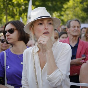 Julie Gayet participe au rassemblement contre les violences faites aux femmes, Place de la République à Paris. Le 6 juillet 2019 © Stephen Caillet / Panoramic / Bestimage