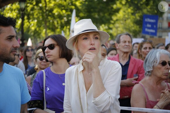 Julie Gayet participe au rassemblement contre les violences faites aux femmes, Place de la République à Paris. Le 6 juillet 2019 © Stephen Caillet / Panoramic / Bestimage