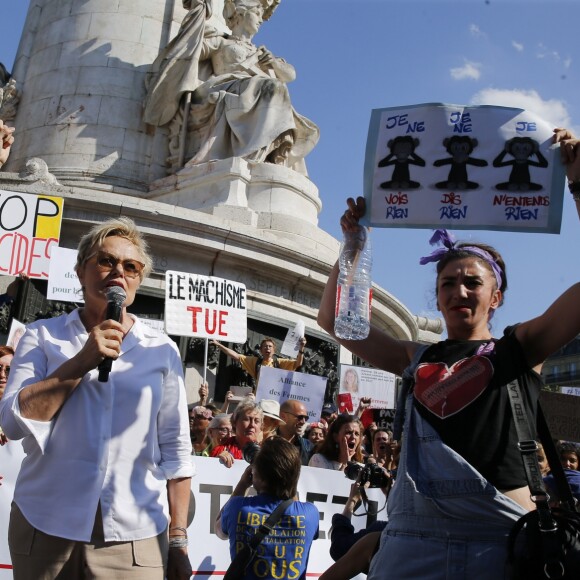 Muriel Robin participe au rassemblement contre les violences faites aux femmes, Place de la République à Paris. Le 6 juillet 2019 © Stephen Caillet / Panoramic / Bestimage