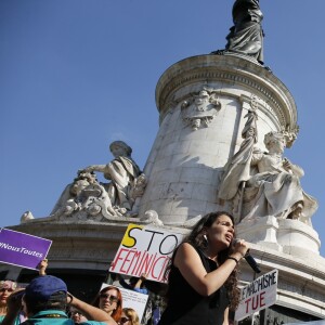 Yael Naïm (en robe noire) participe au rassemblement contre les violences faites aux femmes, Place de la République à Paris. Le 6 juillet 2019 © Stephen Caillet / Panoramic / Bestimage