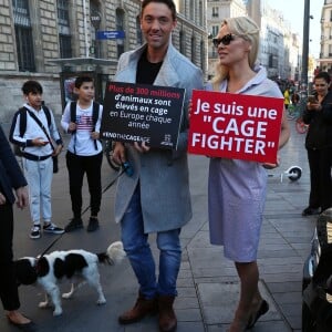 L'actrice américaine Pamela Anderson (Danse avec les Stars 2018) se fait enfermer lors d'un happening contre les élevages en cage sur la place de la République à Paris, France, le 10 octobre 2018. 130 ONG lancent ce mercredi une initiative citoyenne européenne pour mettre fin à l'élevage des animaux de ferme en gage. © Sébastien Valiela/Bestimage