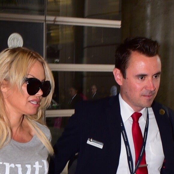 Pamela Anderson (qui vient de se séparer de son compagnon A. Rami à cause de sa "double vie"), arrive à l'aéroport de Los Angeles (LAX) sur un vol en provenance de Paris. Los Angeles, le 26 juin 2019.