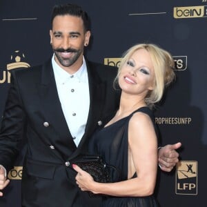 Adil Rami et Pamela Anderson au photocall de la 28ème cérémonie des trophées UNFP (Union nationale des footballeurs professionnels) au Pavillon d'Armenonville à Paris, France, le 19 mai 2019. © Coadic Guirec/Bestimage