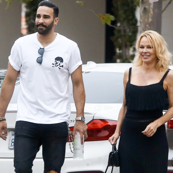 Exclusif - Pamela Anderson et Adil Rami se baladent dans le quartier de Malibu à Los Angeles, le 6 juin 2019.