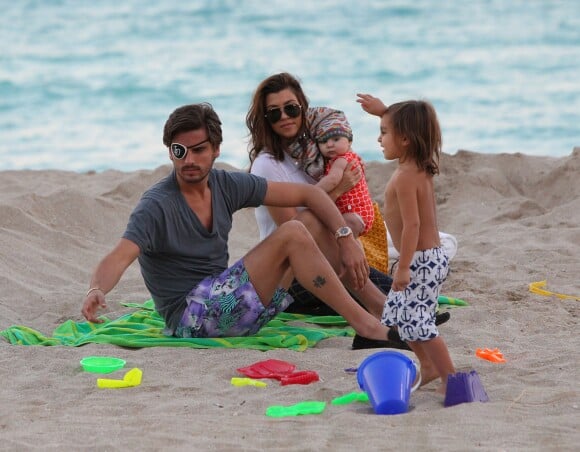 Kourtney Kardashian, Scott Disick, et leurs enfants Mason et Penelope sur une plage a Miami, le 26 novembre 2012.
