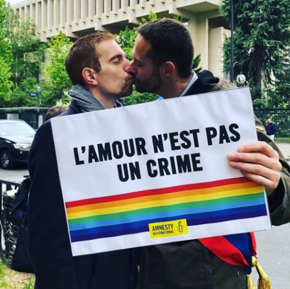 David Belliard participe à un french kiss devant l'ambassade de Russie à Paris. Instagram le 18 mai 2019