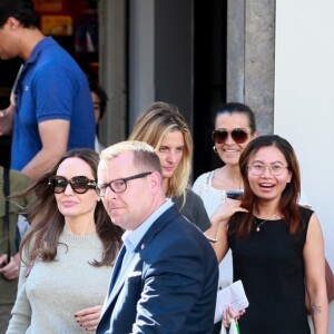 Angelina Jolie quitte un magasin Jouéclub et donne un des jouets qu'elle a acheté à un enfant. Paris, le 9 juillet 2019.