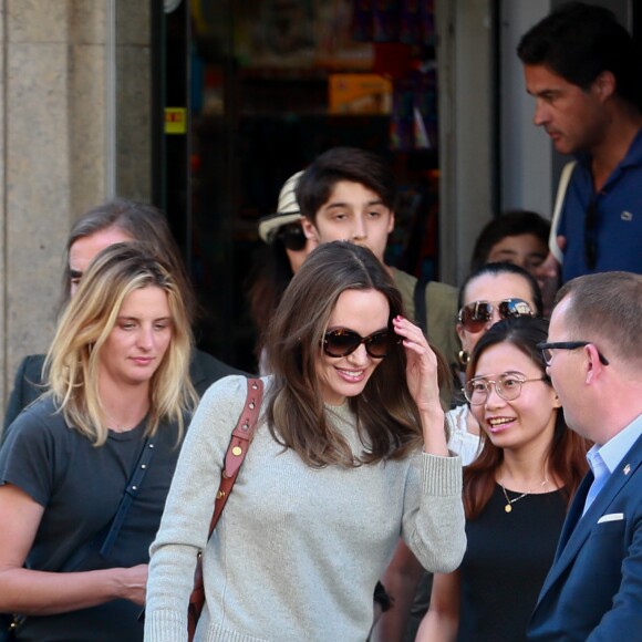 Angelina Jolie quitte un magasin Jouéclub et donne un des jouets qu'elle a acheté à un enfant. Paris, le 9 juillet 2019.