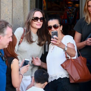 Angelina Jolie quitte un magasin Jouéclub et donne un des jouets qu'elle a acheté à un enfant. Paris, le 9 juillet 2019.