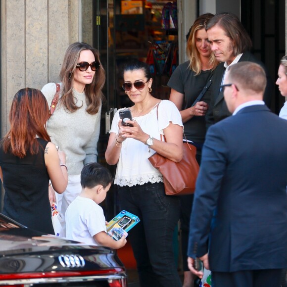 Angelina Jolie quitte un magasin Jouéclub et donne un des jouets qu'elle a acheté à un enfant. Paris, le 9 juillet 2019.