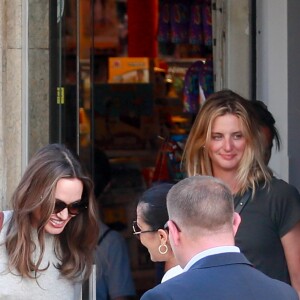 Angelina Jolie quitte un magasin Jouéclub et donne un des jouets qu'elle a acheté à un enfant. Paris, le 9 juillet 2019.