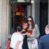 Angelina Jolie quitte un magasin Jouéclub et donne un des jouets qu'elle a acheté à un enfant. Paris, le 9 juillet 2019.
