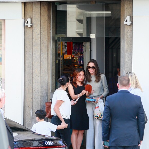 Angelina Jolie quitte un magasin Jouéclub et donne un des jouets qu'elle a acheté à un enfant. Paris, le 9 juillet 2019.