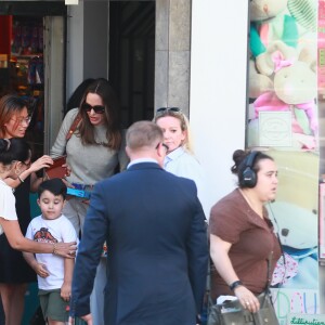 Angelina Jolie quitte un magasin Jouéclub et donne un des jouets qu'elle a acheté à un enfant. Paris, le 9 juillet 2019.