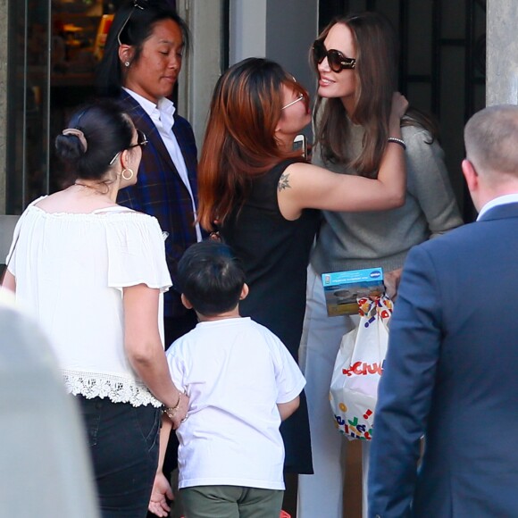 Angelina Jolie quitte un magasin Jouéclub et donne un des jouets qu'elle a acheté à un enfant. Paris, le 9 juillet 2019.